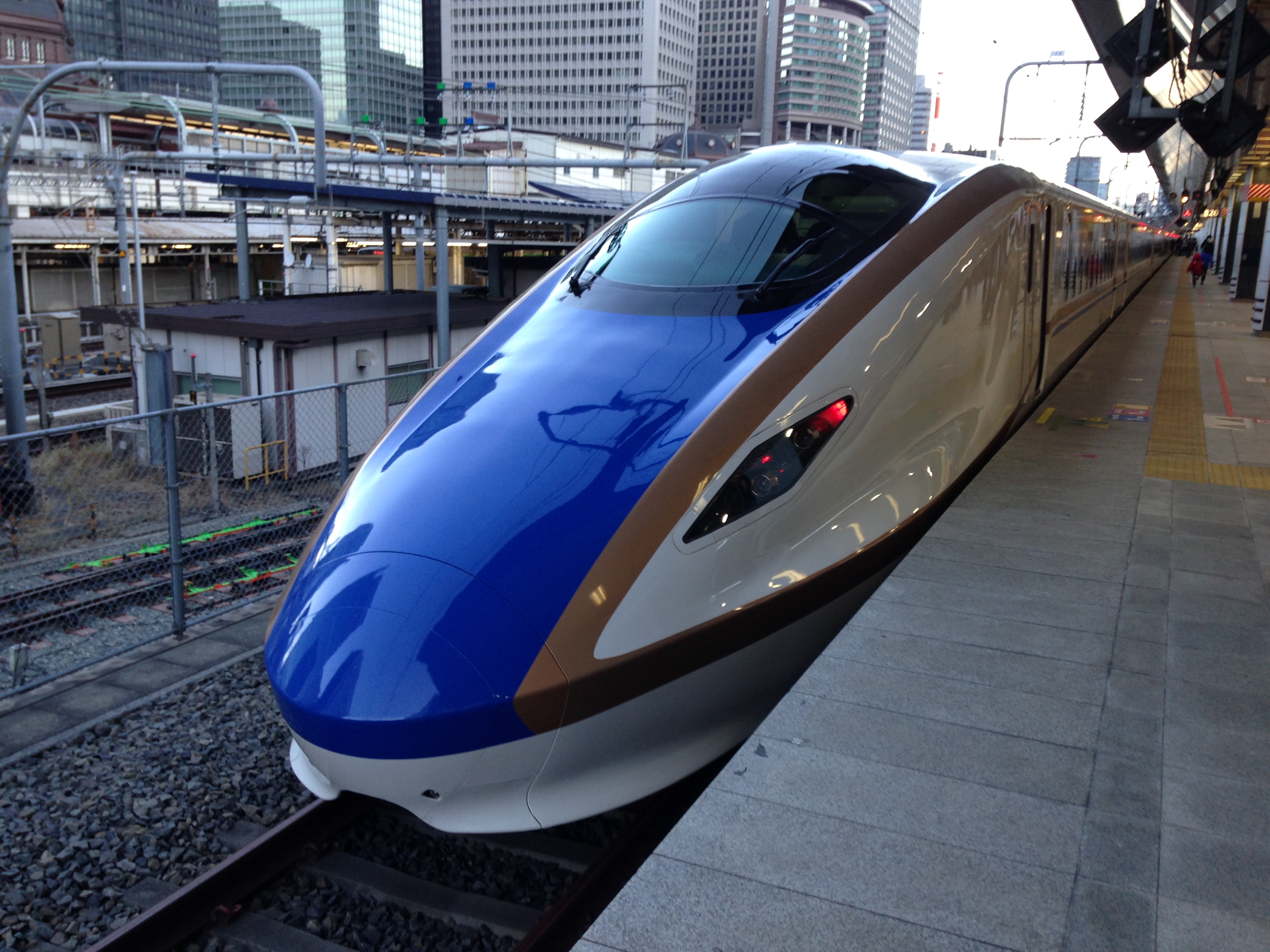 Japan speed. Поезд Синкансэн в Японии и пуля. Синкансэн e8. Шинкансен Япония. Японский поезд Синкансен.